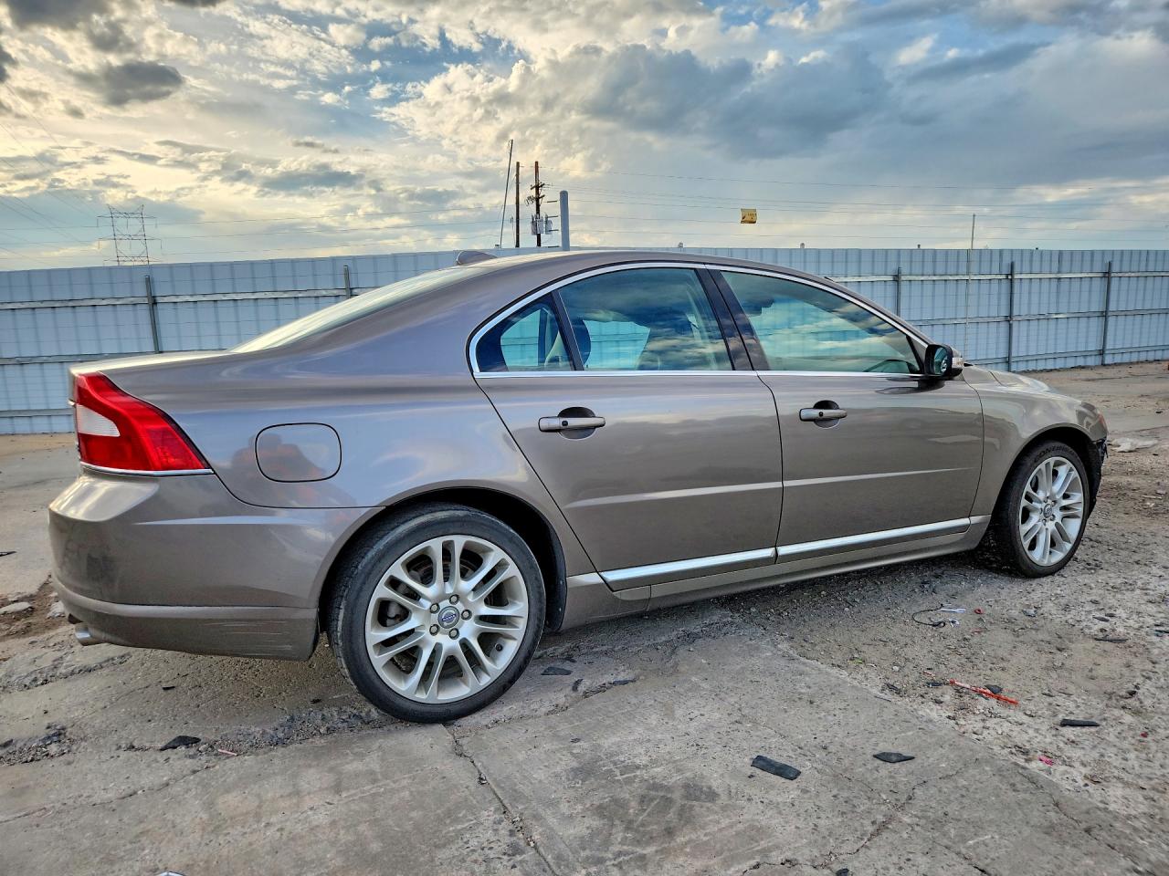 YV1AH852581061673 · 2008 VOLVO S80 · 3/13