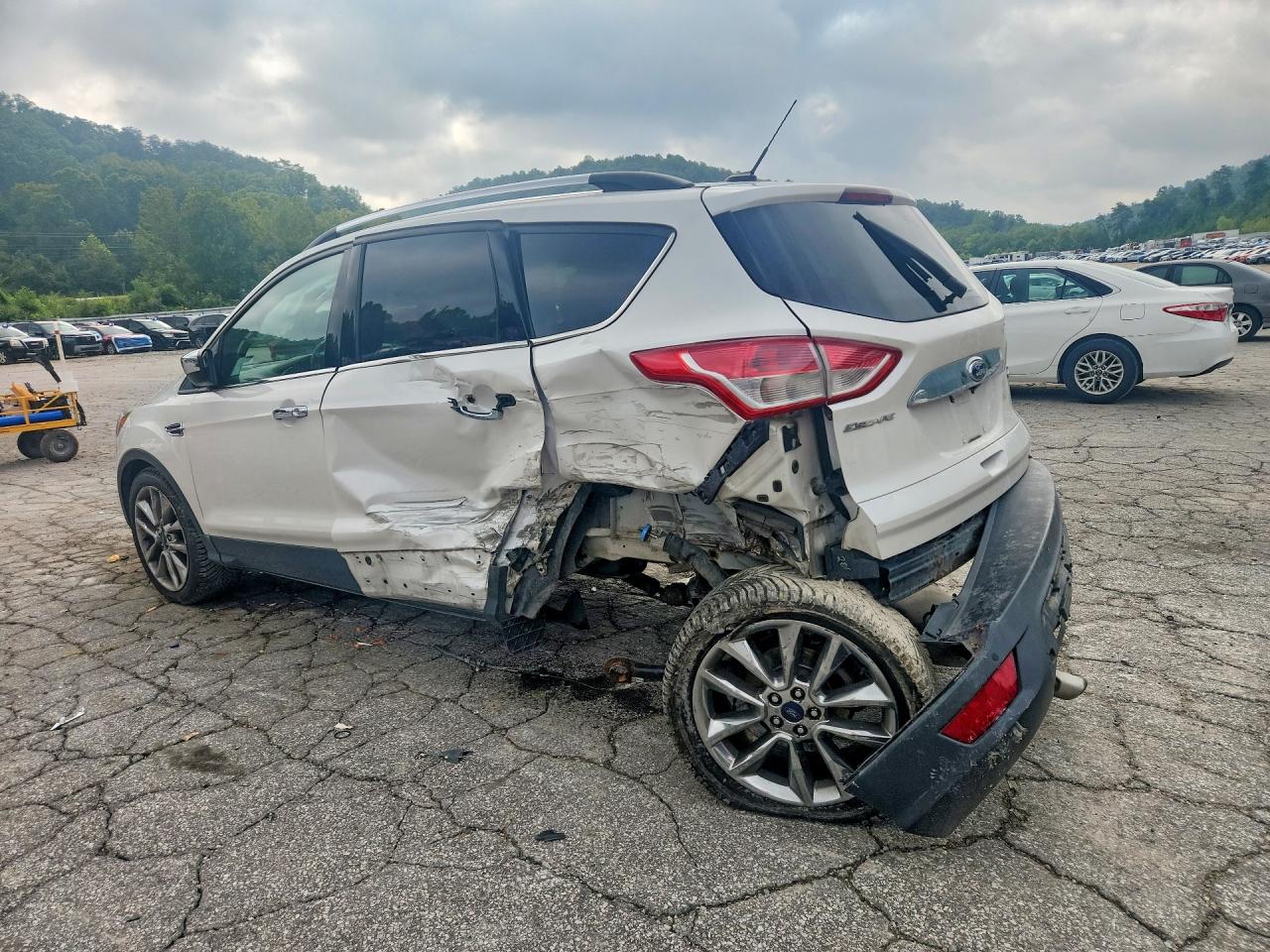 1FMCU9GX5FUA23330 · 2015 FORD ESCAPE · 2/13