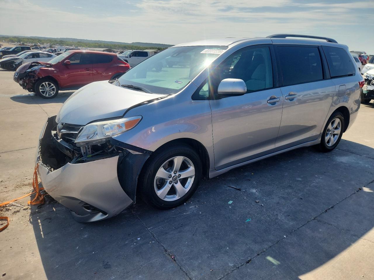 5TDKZ3DC9JS904979 · 2018 TOYOTA SIENNA