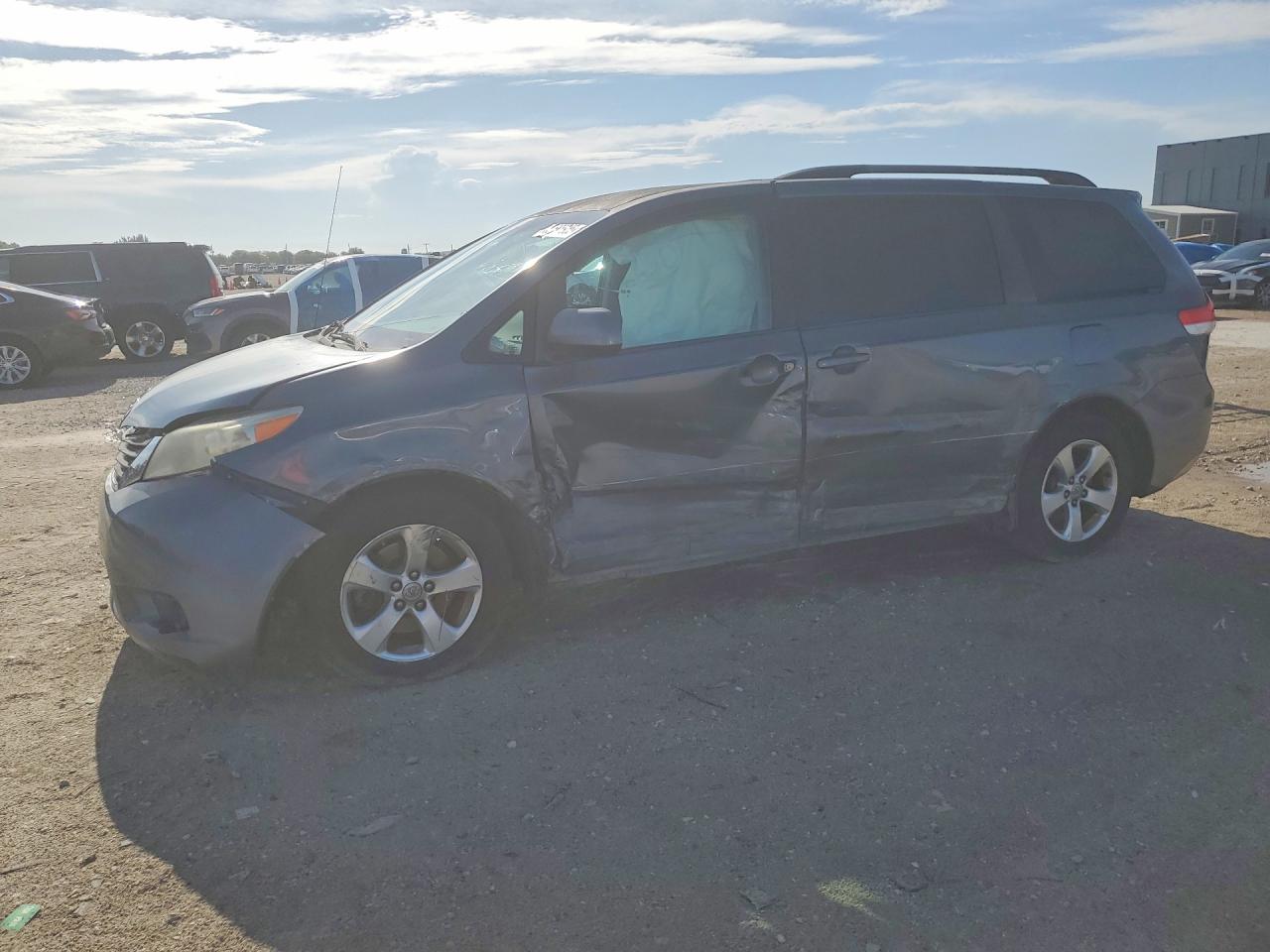 5TDKK3DC1ES479462 · 2014 TOYOTA SIENNA