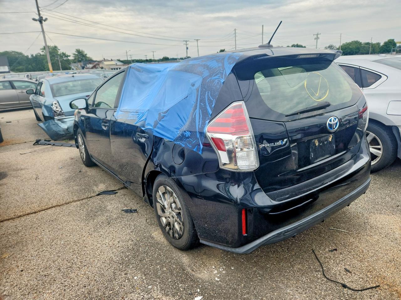 JTDZN3EUXFJ020510 · 2015 TOYOTA PRIUS V · 2/13