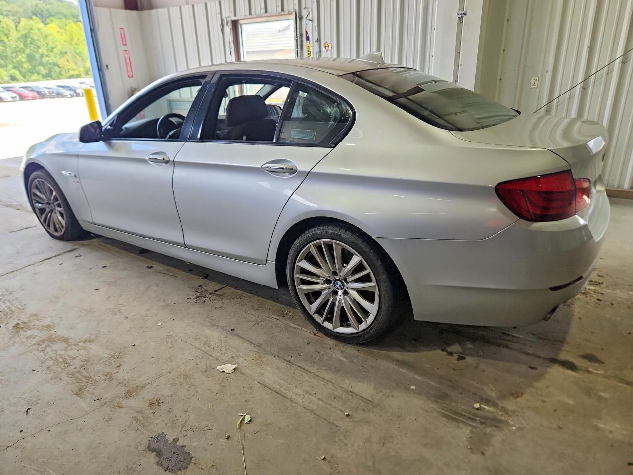 WBAFU9C55BC785351 · 2011 BMW 550 · 2/12