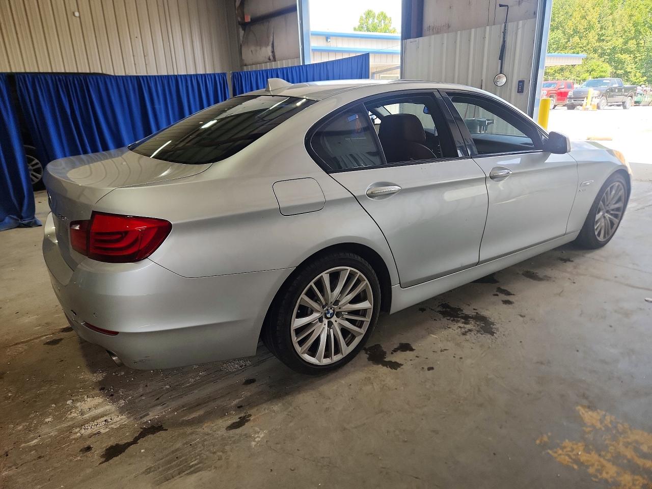 WBAFU9C55BC785351 · 2011 BMW 550 · 3/12