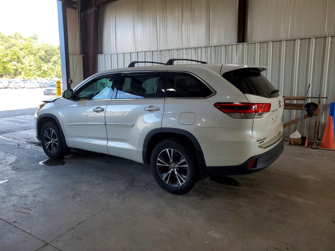 5TDBZRFH3JS870419 · 2018 TOYOTA HIGHLANDER · 2/13
