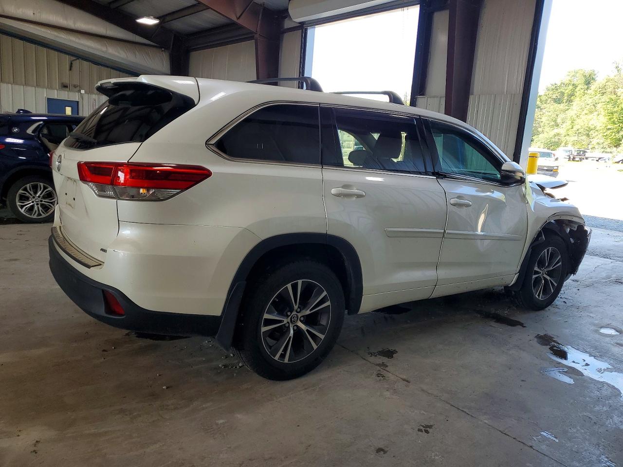 5TDBZRFH3JS870419 · 2018 TOYOTA HIGHLANDER · 3/13