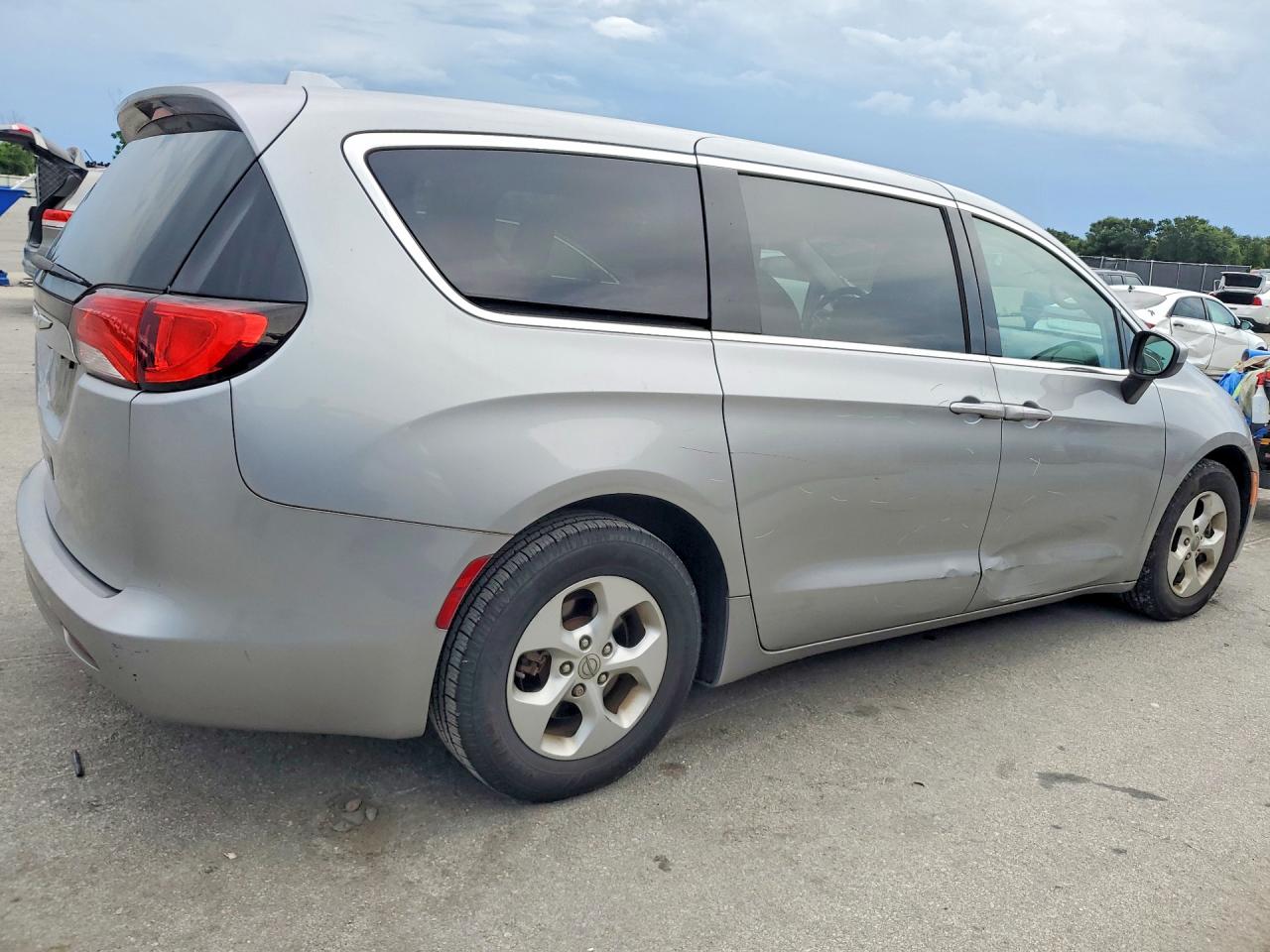 2C4RC1CG1HR608754 · 2017 CHRYSLER PACIFICA · 3/13