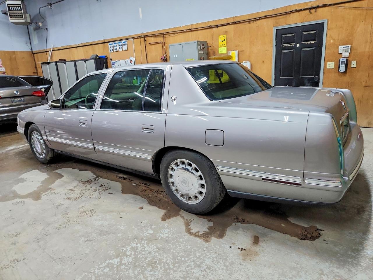 1G6KD54YXWU770396 · 1998 CADILLAC DEVILLE · 2/12
