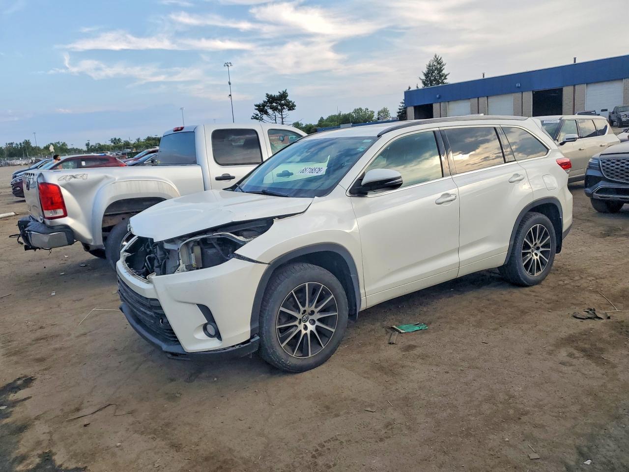 5TDJZRFHXJS851801 · 2018 TOYOTA HIGHLANDER
