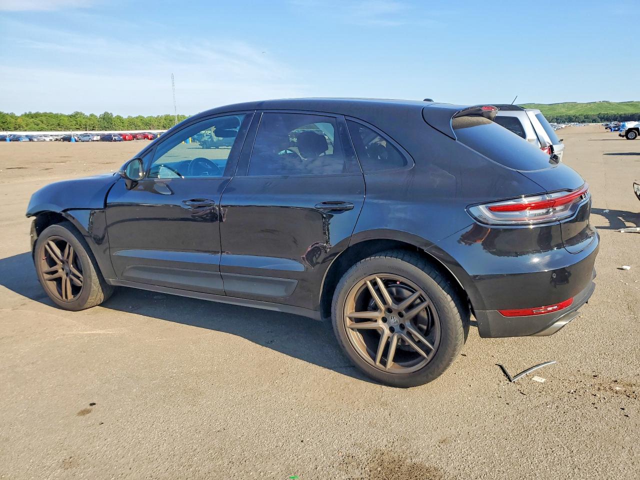 WP1AA2A52KLB01323 · 2019 PORSCHE MACAN · 2/14