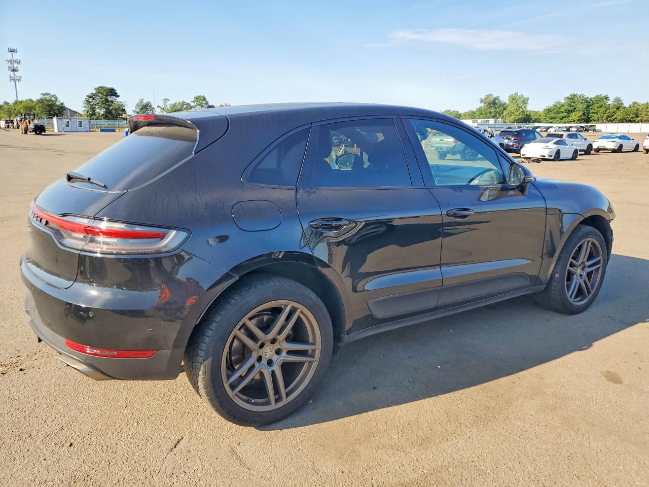 WP1AA2A52KLB01323 · 2019 PORSCHE MACAN · 3/14