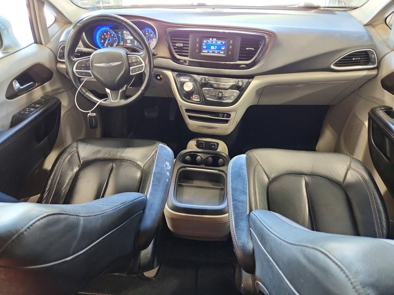 2C4RC1BG6HR609920 · 2017 CHRYSLER PACIFICA · 8/13