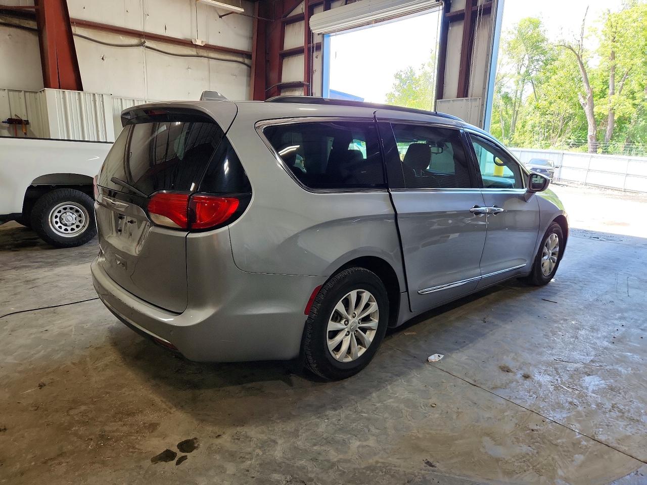 2C4RC1BG6HR609920 · 2017 CHRYSLER PACIFICA · 3/13