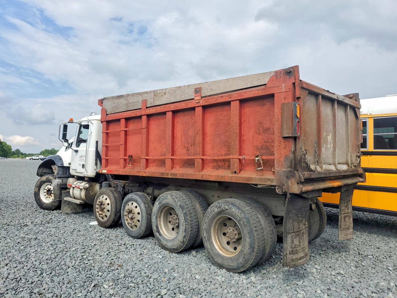 1M2AT04C47M002588 · 2007 MACK 700 · 2/12
