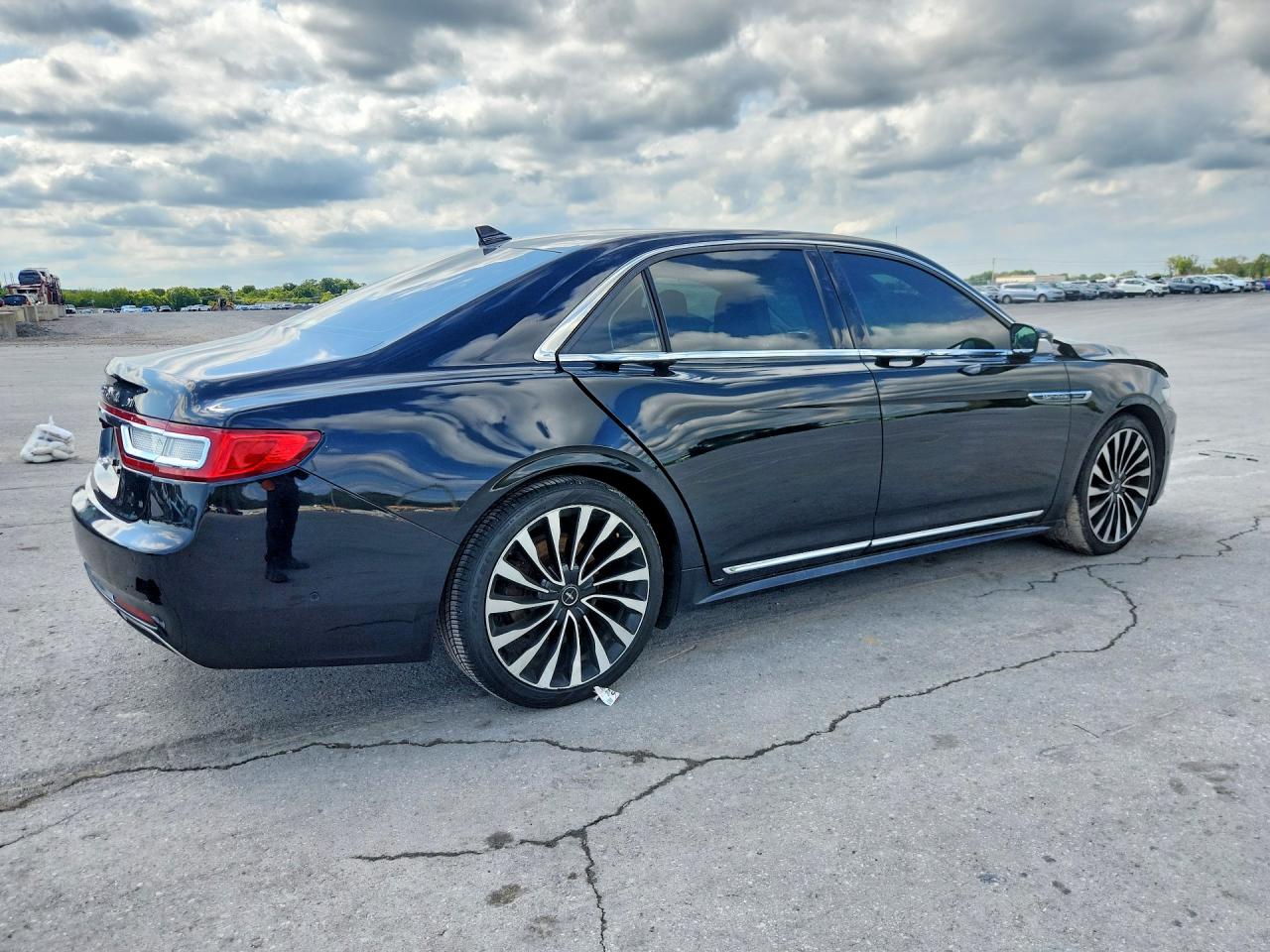 1LN6L9BC5J5611560 · 2018 LINCOLN CONTINENTAL · 3/12