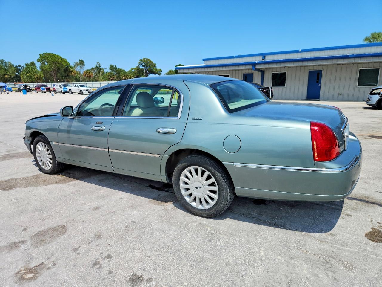 1LNHM81W65Y611468 · 2005 LINCOLN TOWN CAR · 2/13