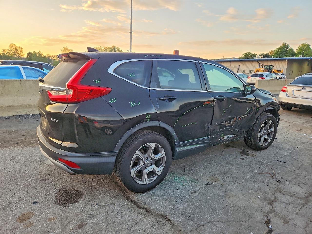 2HKRW2H54HH688424 · 2017 HONDA CR-V · 3/13