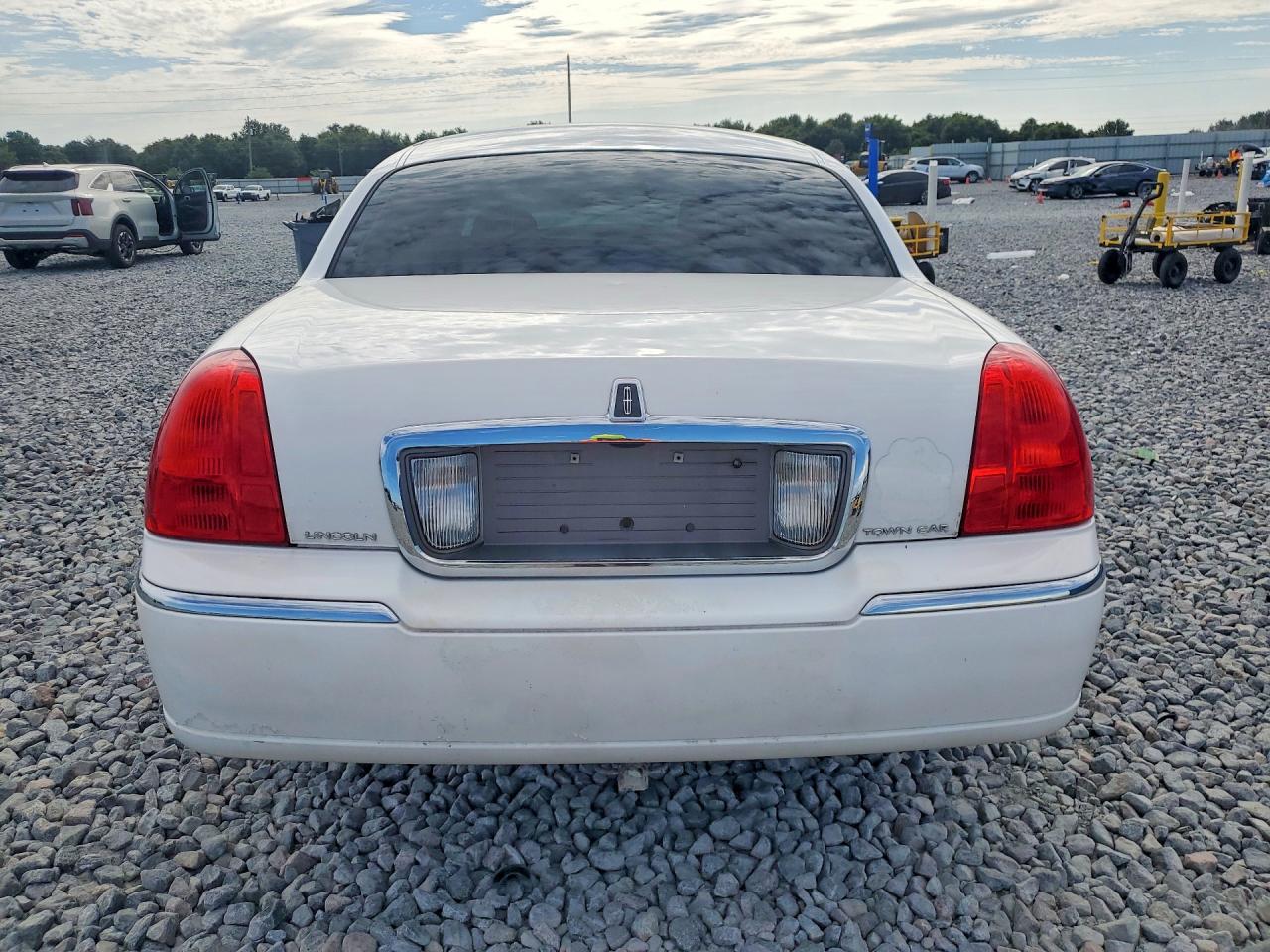 2LNHM82V99X621357 · 2009 LINCOLN TOWN CAR · 6/12