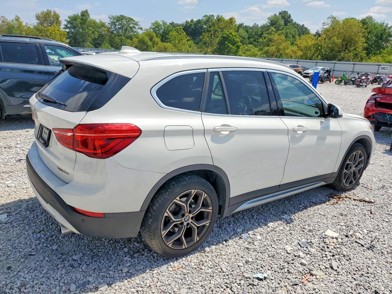 WBXJG9C00M5U43700 · 2021 BMW X1 · 3/13