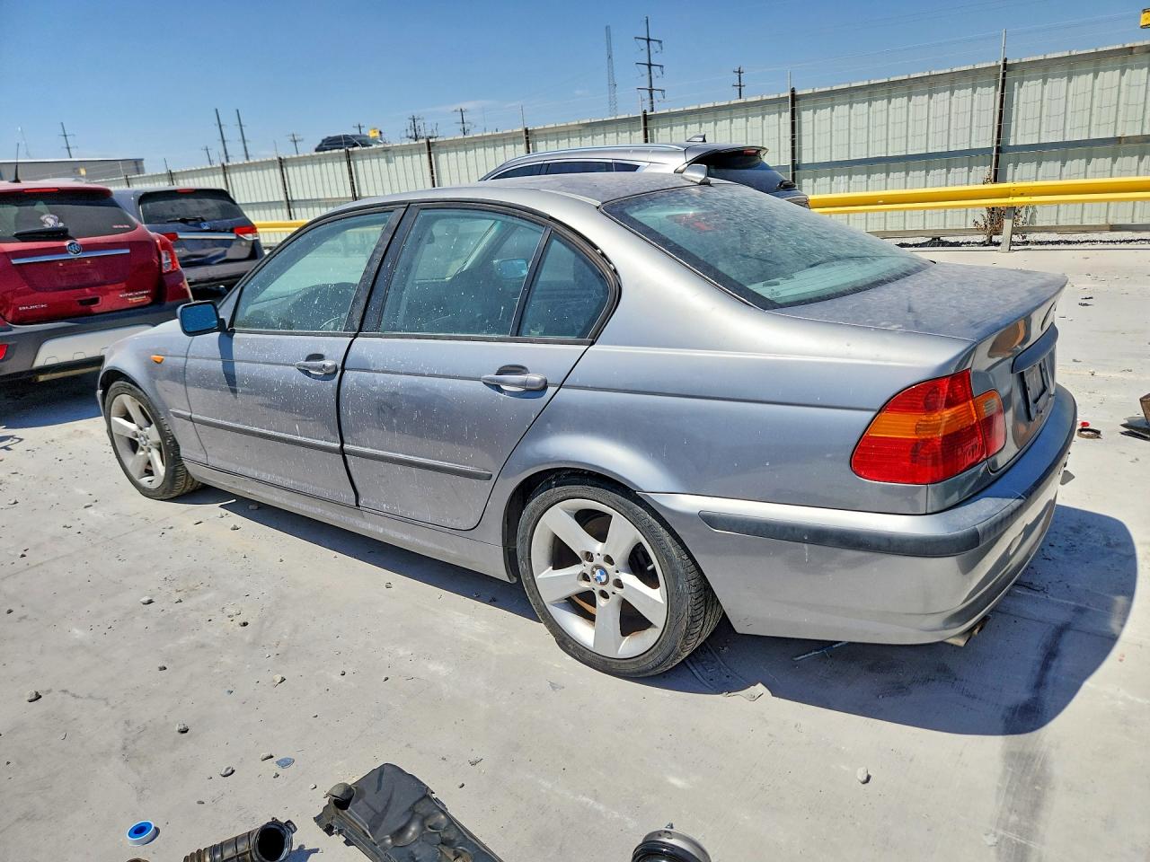 WBAEV33425KW20722 · 2005 BMW 325 · 2/13