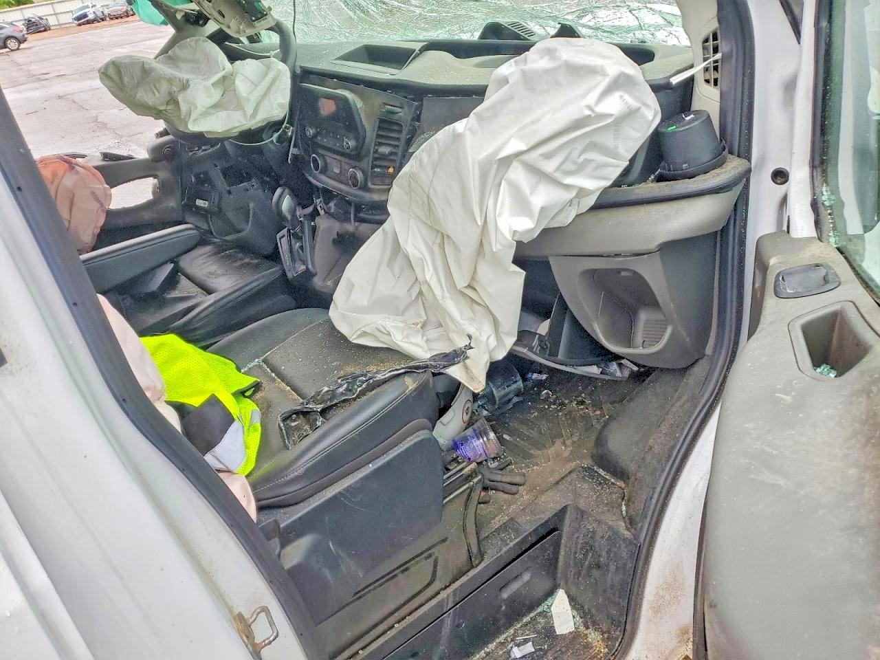 1FTBR2X84NKA64737 · 2022 FORD TRANSIT · 8/13