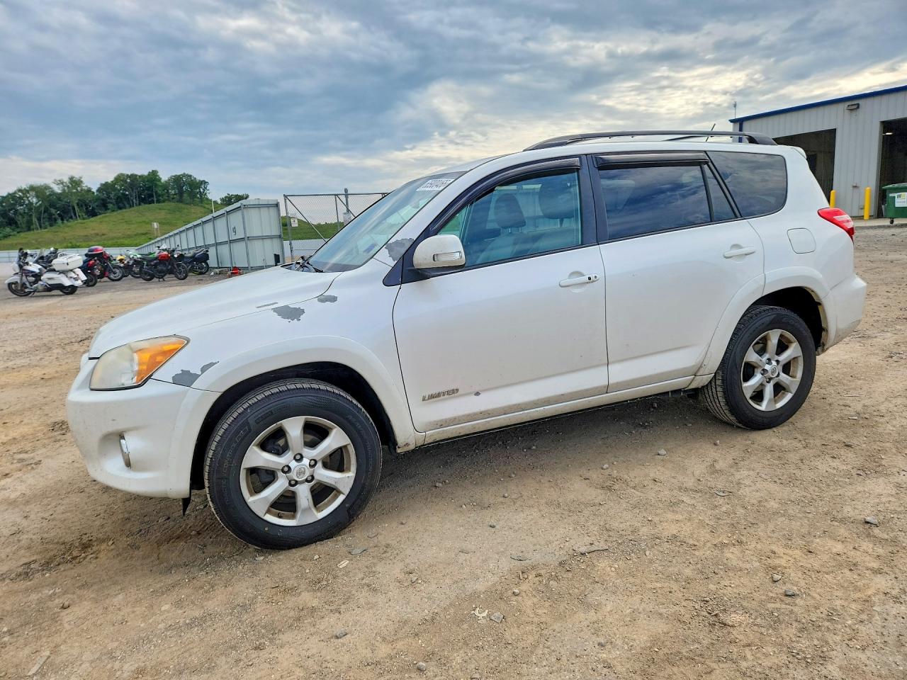 2T3YF4DV0BW081126 · 2011 TOYOTA RAV4