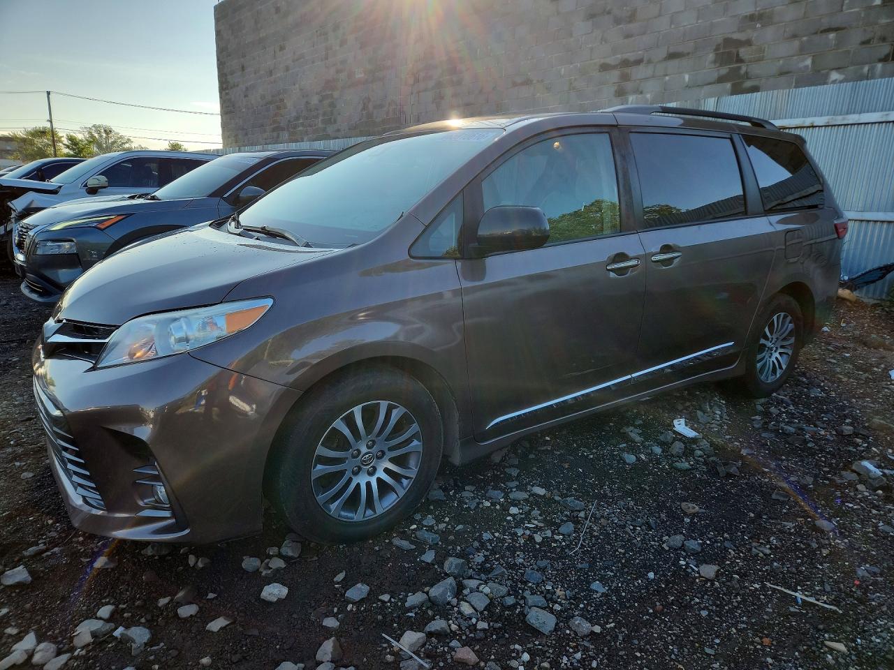5TDYZ3DC5JS942557 · 2018 TOYOTA SIENNA