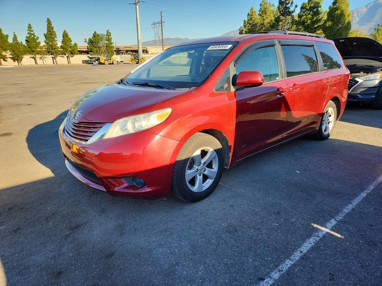 5TDKZ3DC1HS807687 · 2017 TOYOTA SIENNA