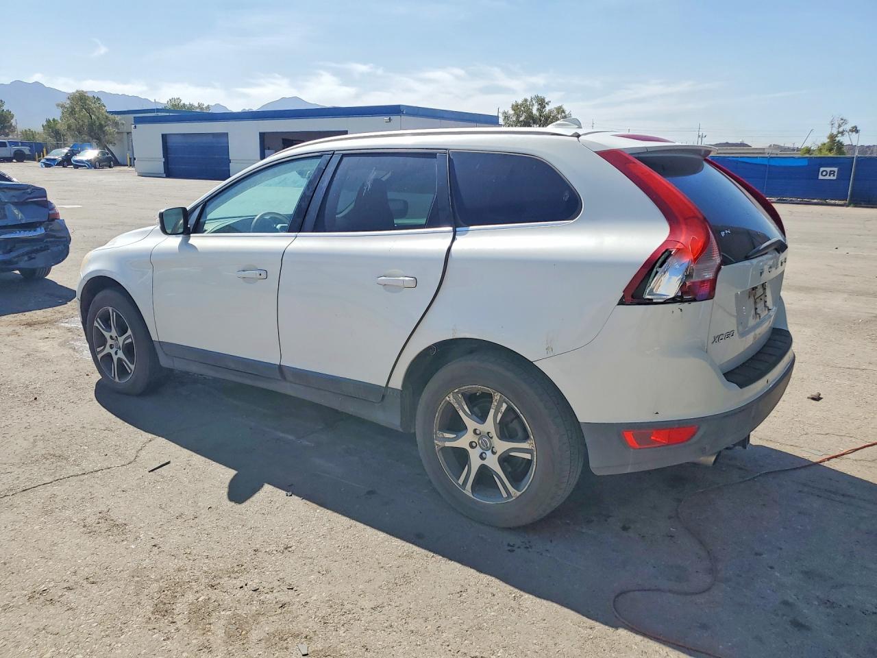 YV4902DZ6B2153062 · 2011 VOLVO XC60 · 2/13