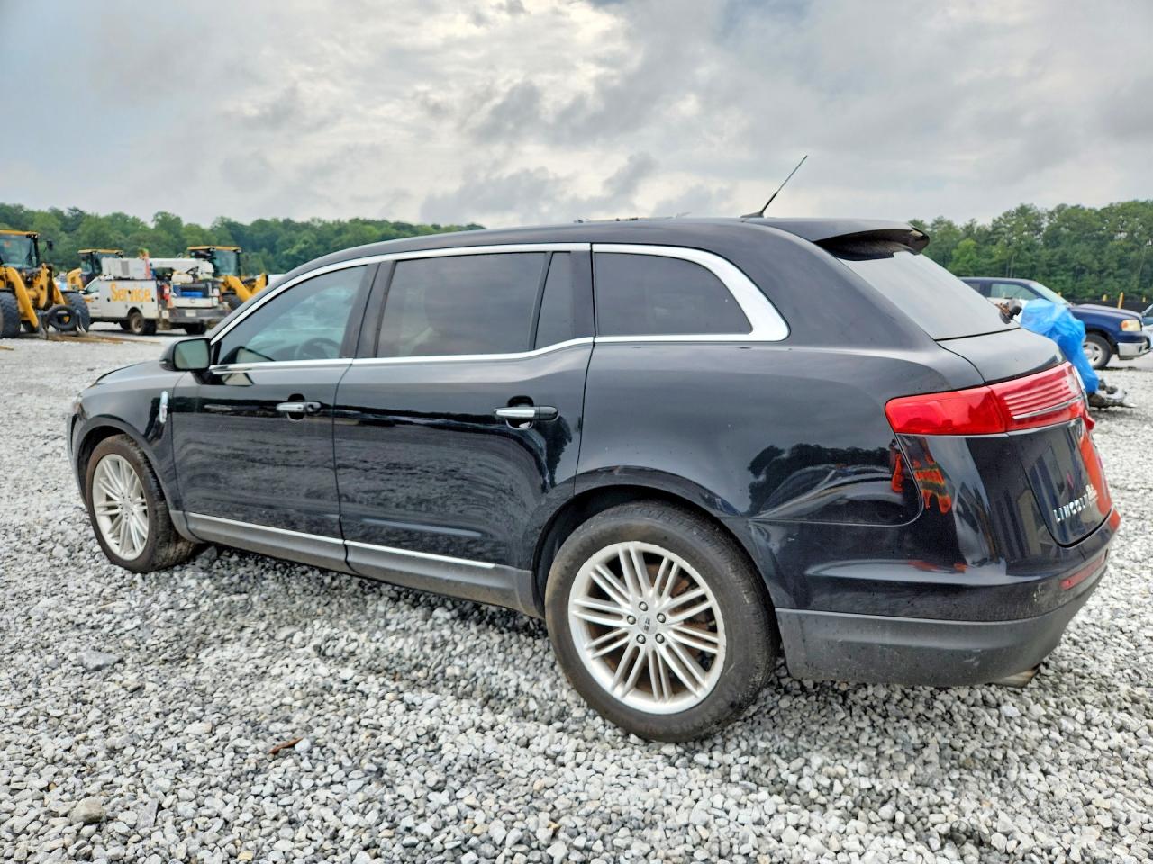 2LMHJ5AT6JBL00633 · 2018 LINCOLN MKT · 2/13