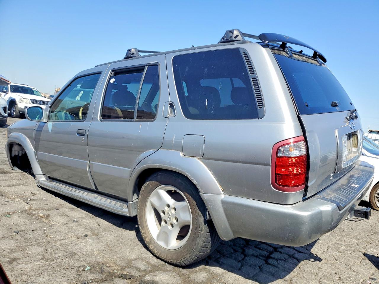 JNRDR07Y71W111212 · 2001 INFINITI QX4 · 2/13