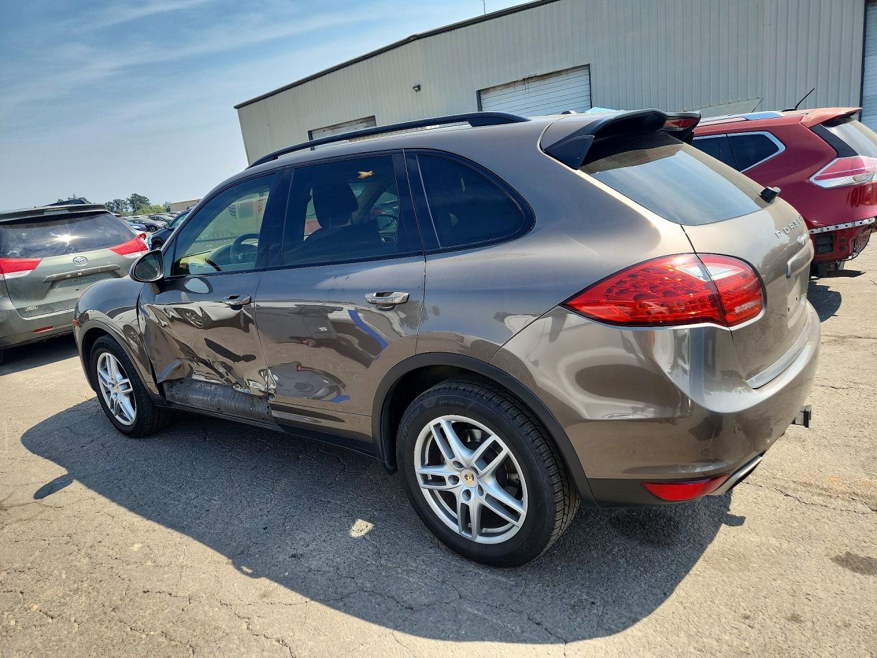 WP1AA2A29BLA09325 · 2011 PORSCHE CAYENNE · 2/12