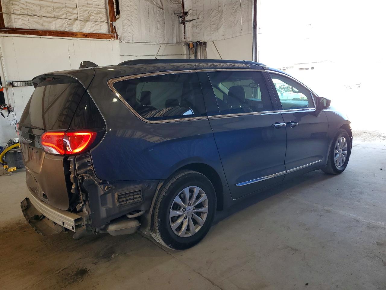 2C4RC1BG3HR569876 · 2017 CHRYSLER PACIFICA · 3/13