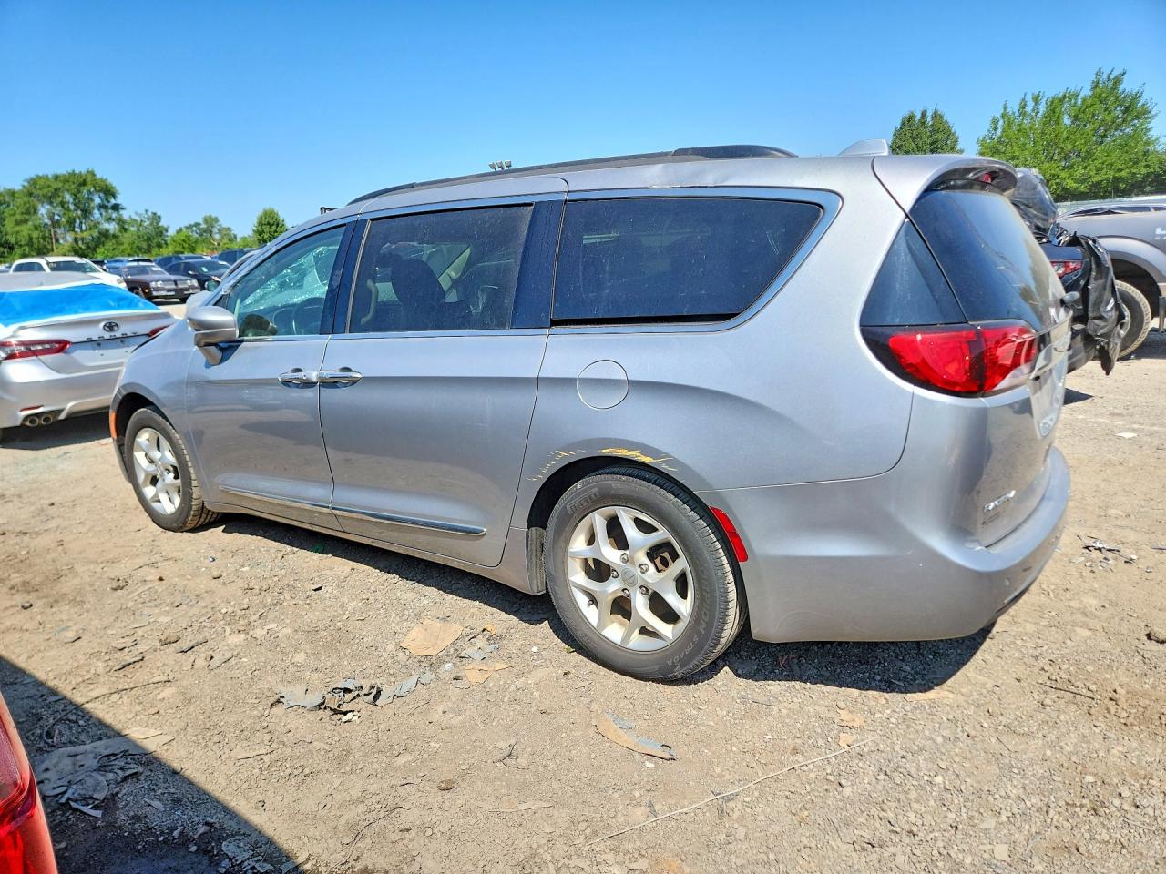 2C4RC1BG9HR810145 · 2017 CHRYSLER PACIFICA · 2/13