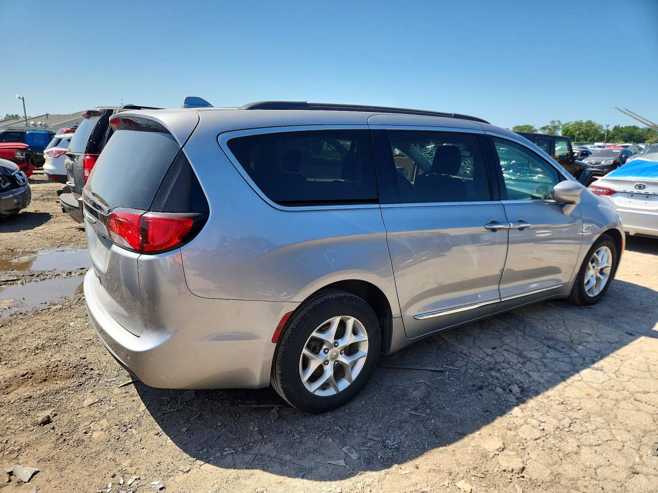 2C4RC1BG9HR810145 · 2017 CHRYSLER PACIFICA · 3/13