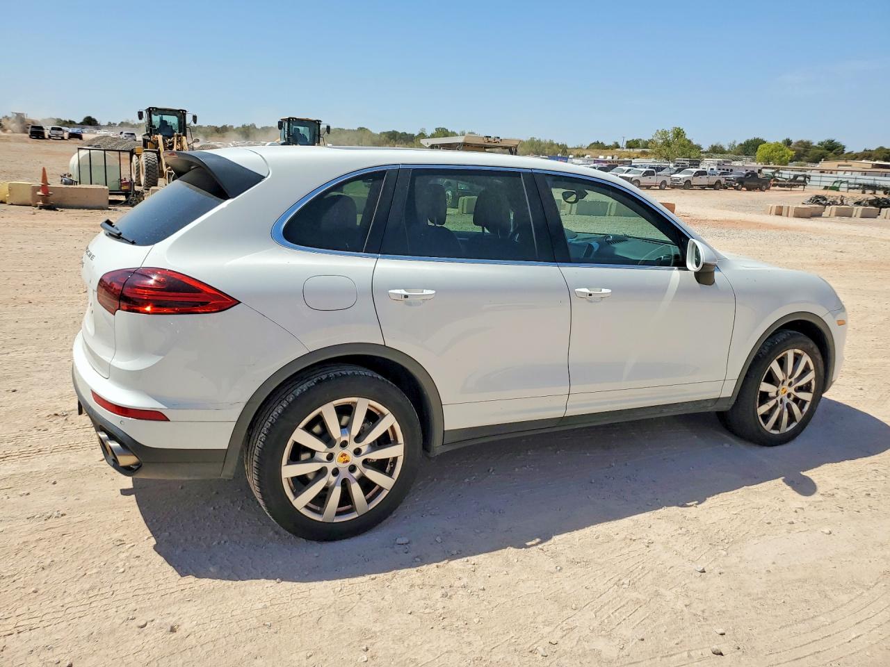 WP1AB2A24HLA52752 · 2017 PORSCHE CAYENNE · 3/13