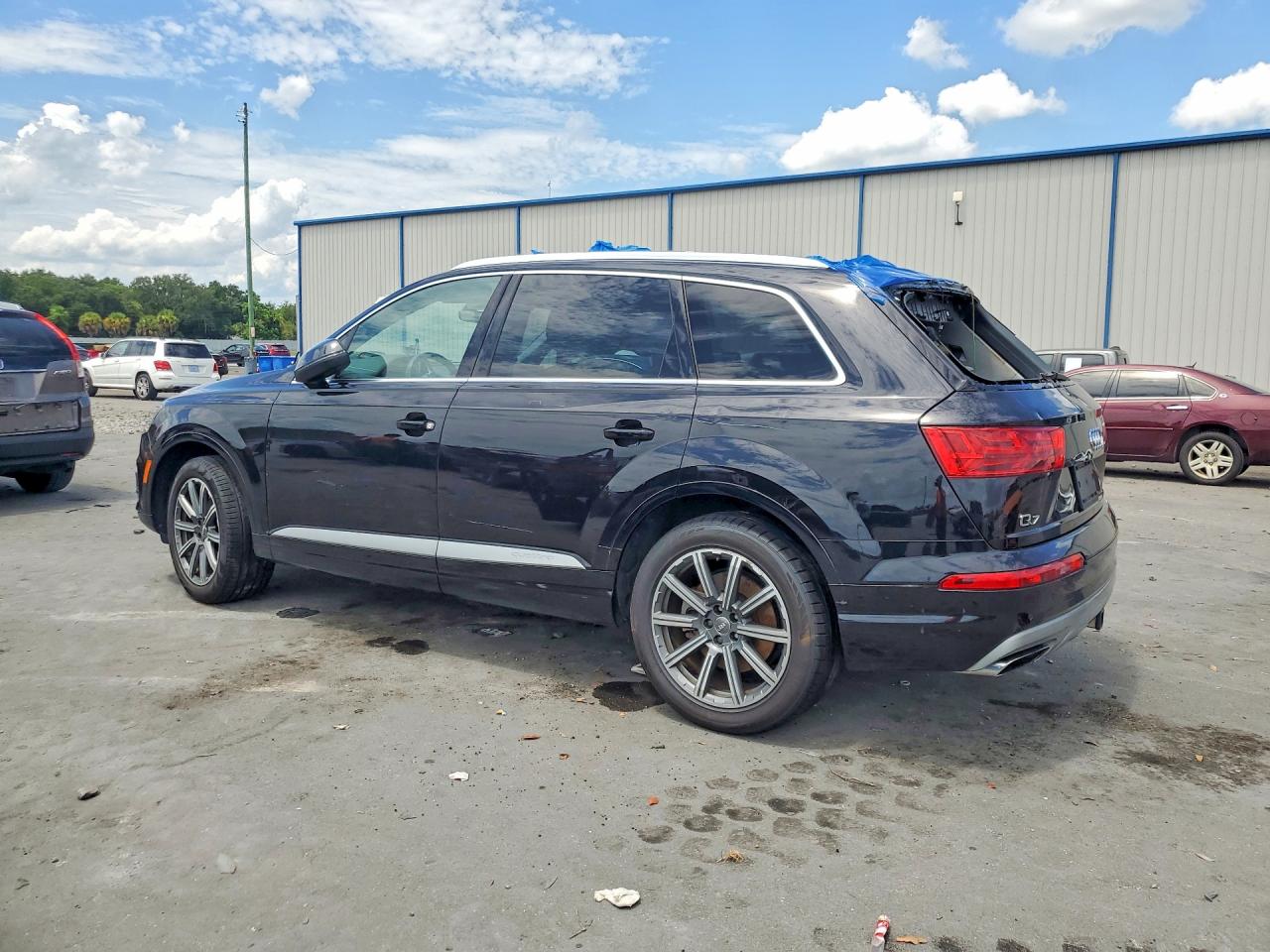 WA1LHAF72JD029911 · 2018 AUDI Q7 · 2/13