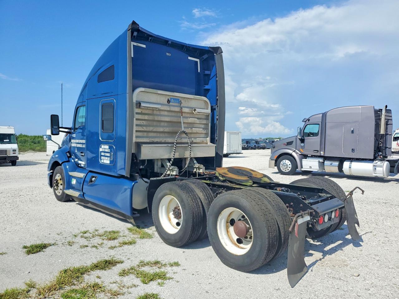 1XKYDP9X1HJ161449 · 2017 KENWORTH CONSTRUCTION · 2/13