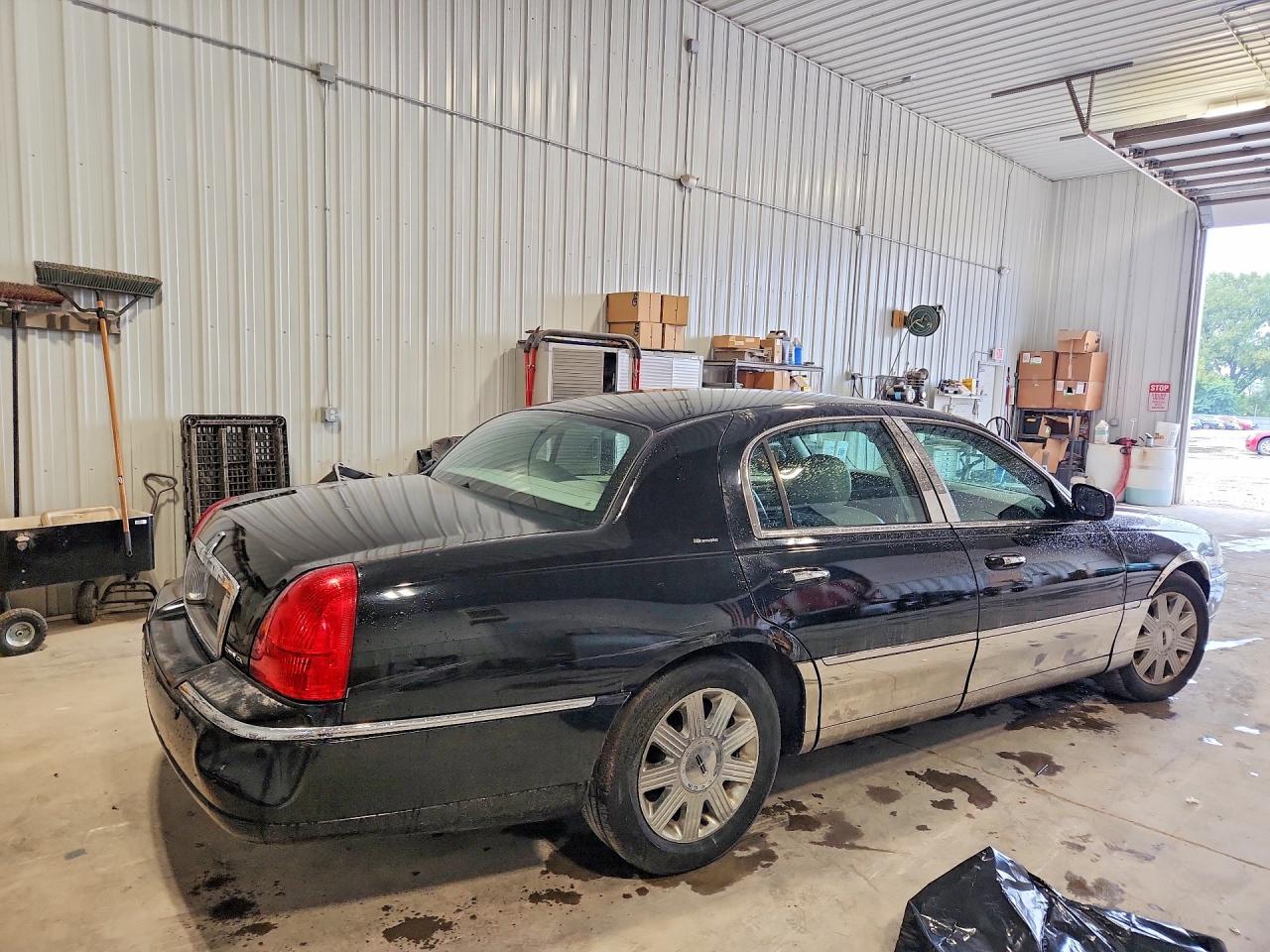 1LNHM83W34Y619295 · 2004 LINCOLN TOWN CAR · 3/12
