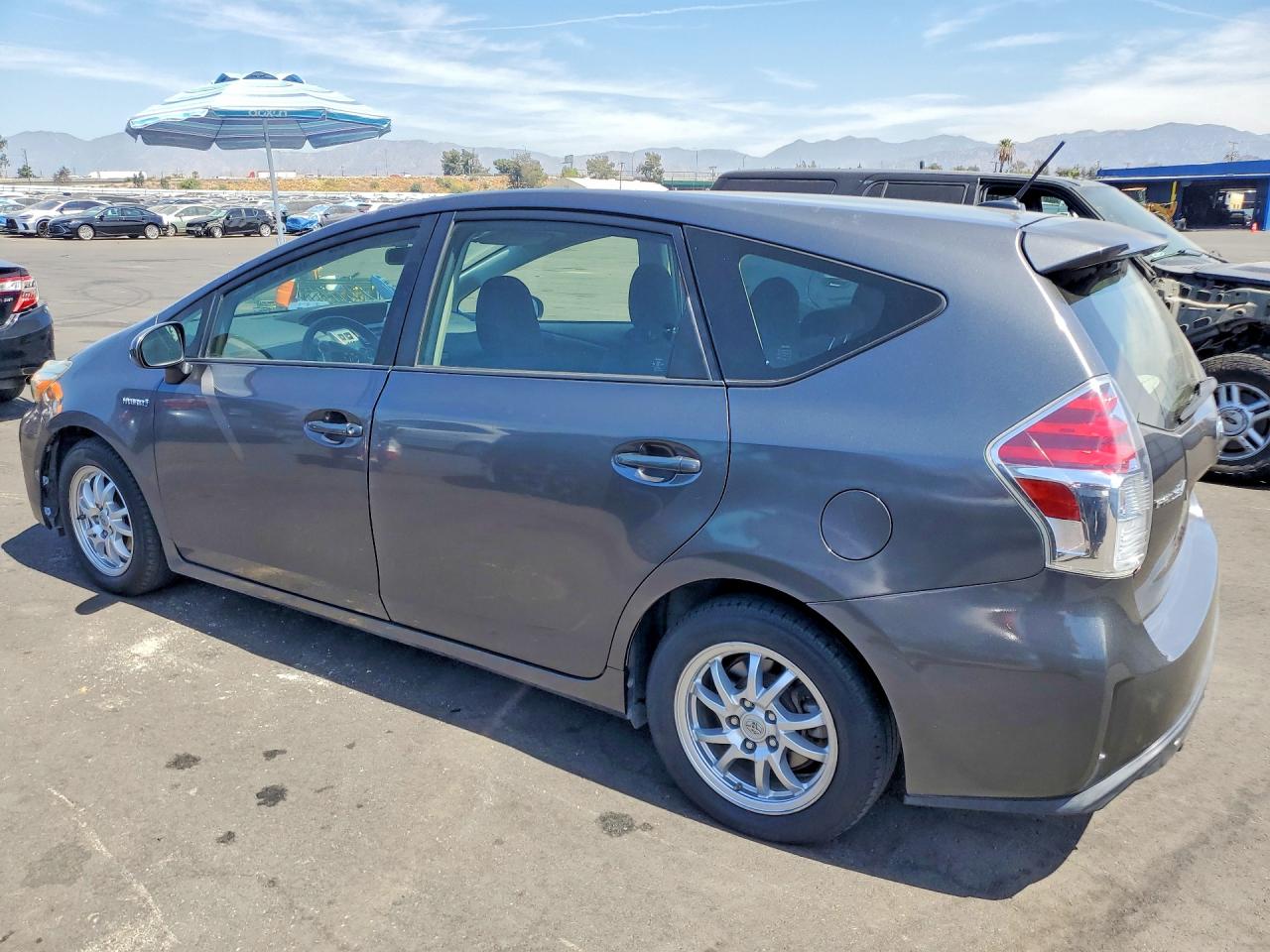 JTDZN3EUXFJ031698 · 2015 TOYOTA PRIUS V · 2/12
