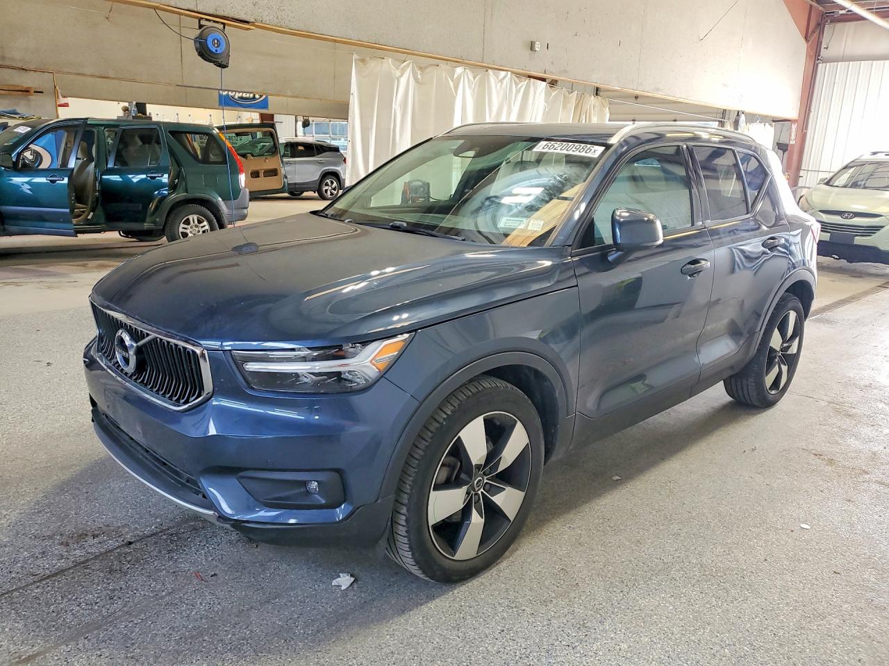 2021 VOLVO XC40