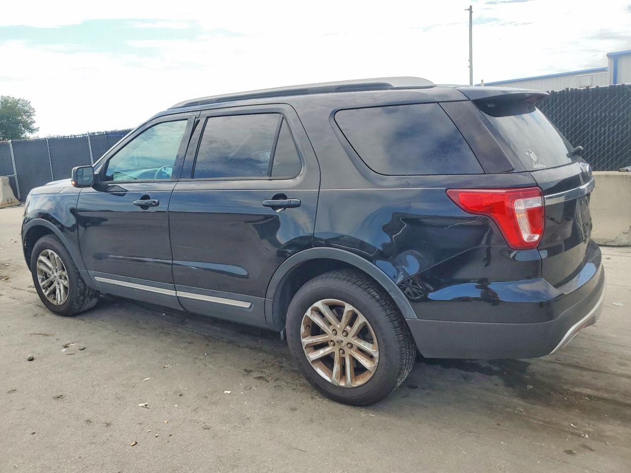 1FM5K7D85HGD10698 · 2017 FORD EXPLORER · 2/13