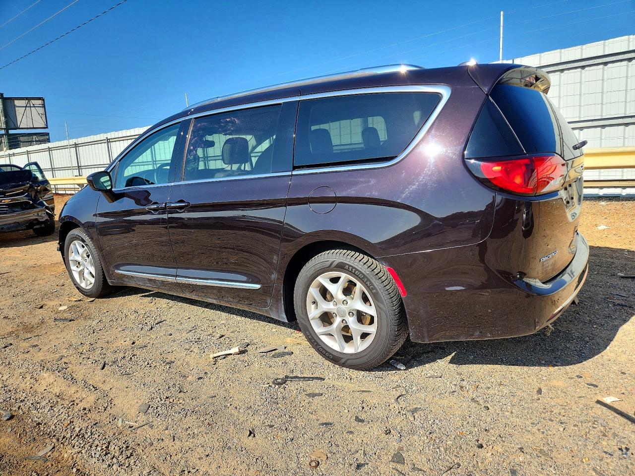 2C4RC1EG4HR743966 · 2017 CHRYSLER PACIFICA · 2/13