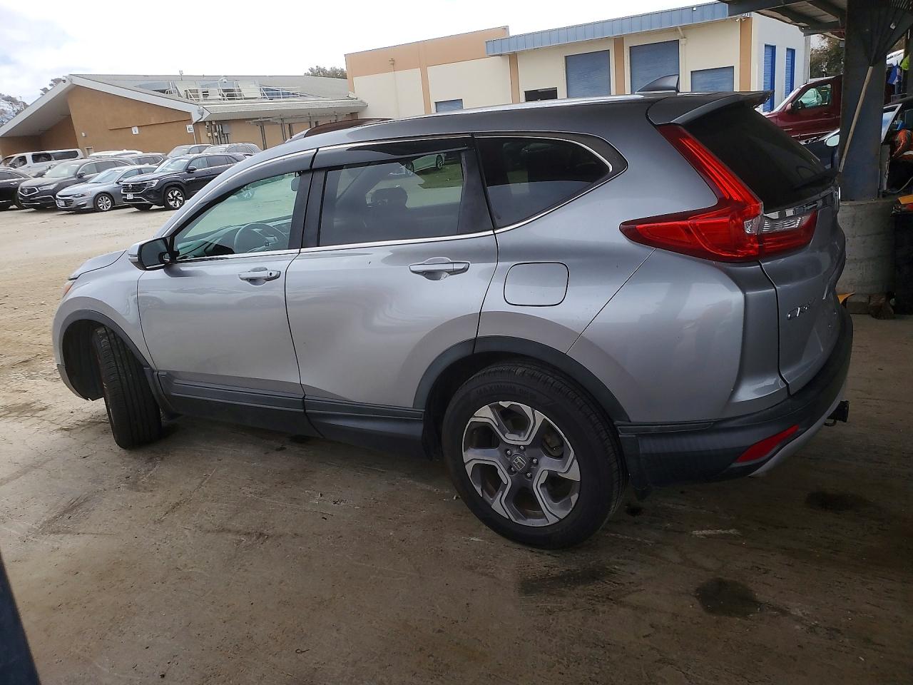 7FARW2H86JE015296 · 2018 HONDA CR-V · 2/14