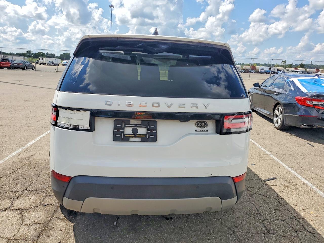 SALRT2RV9JA075759 · 2018 LAND ROVER DISCOVERY · 6/13
