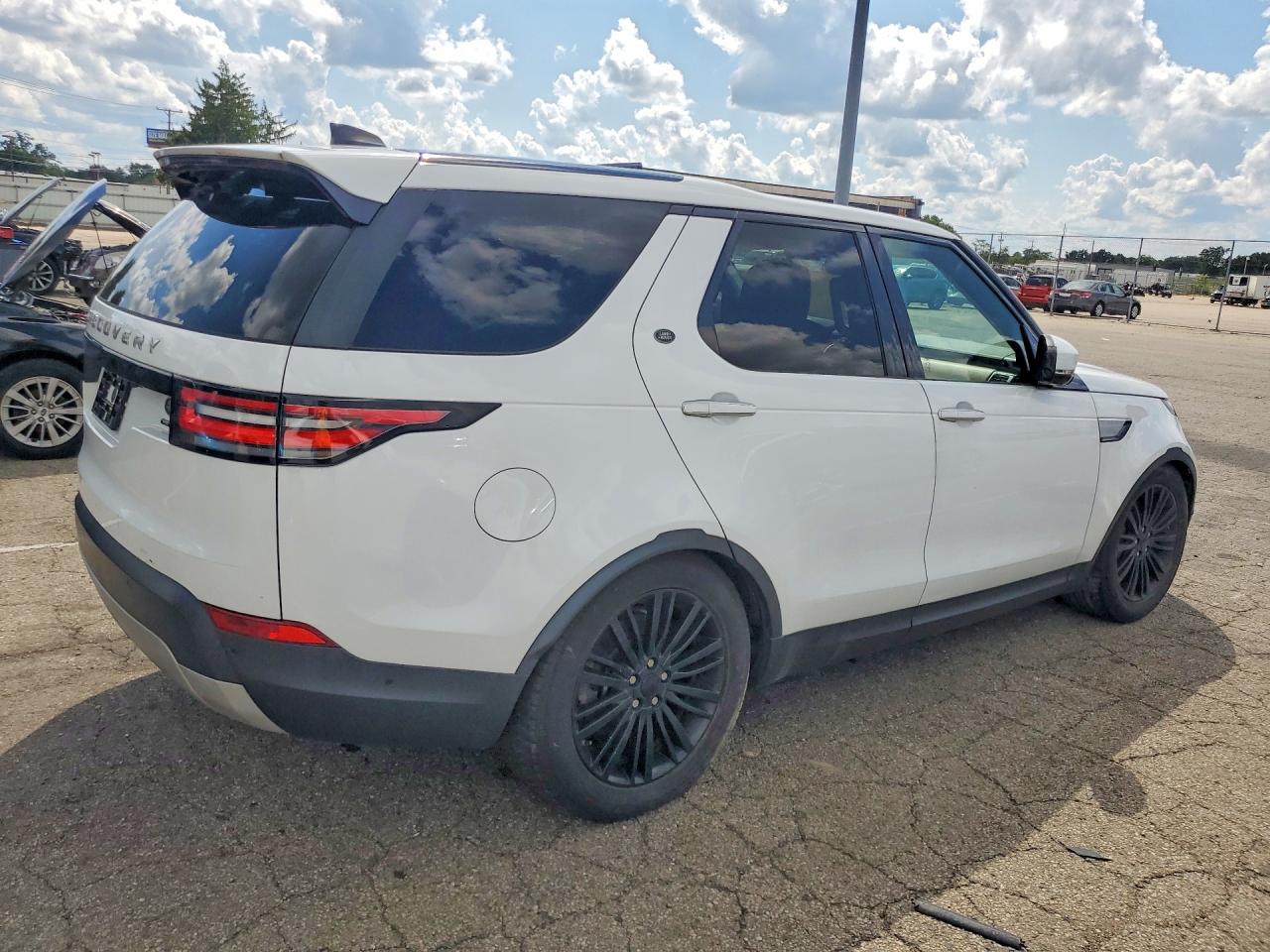 SALRT2RV9JA075759 · 2018 LAND ROVER DISCOVERY · 3/13