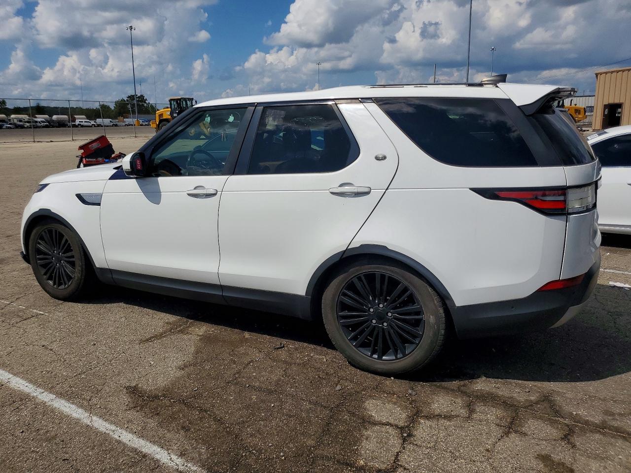 SALRT2RV9JA075759 · 2018 LAND ROVER DISCOVERY · 2/13