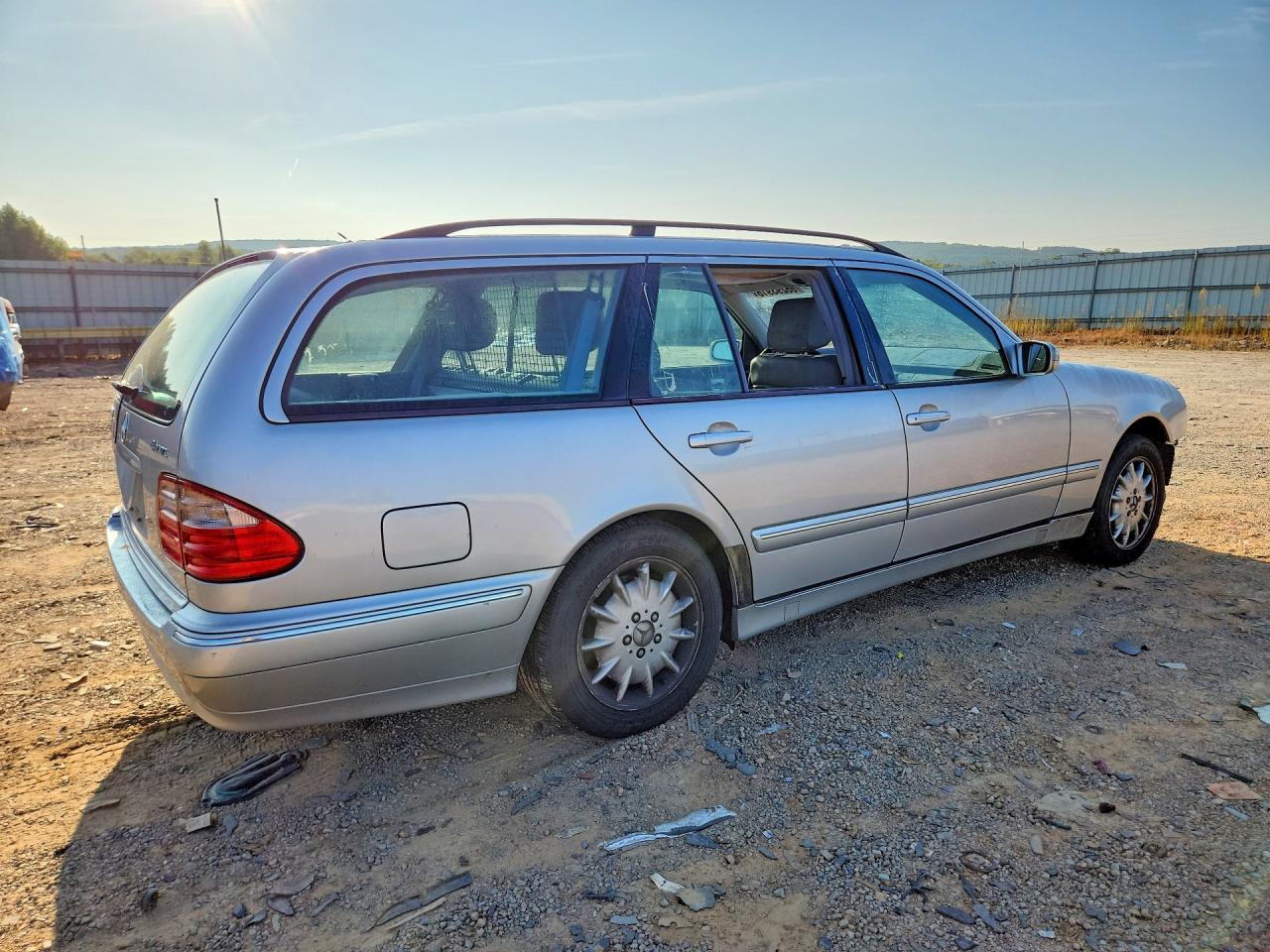 WDBJH82J21X045997 · 2001 MERCEDES-BENZ E · 3/14