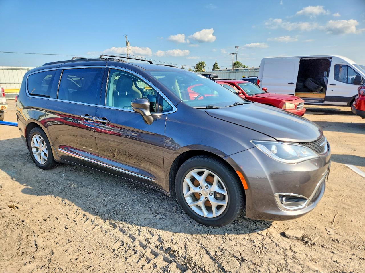 2C4RC1BG6HR846469 · 2017 CHRYSLER PACIFICA · 4/13