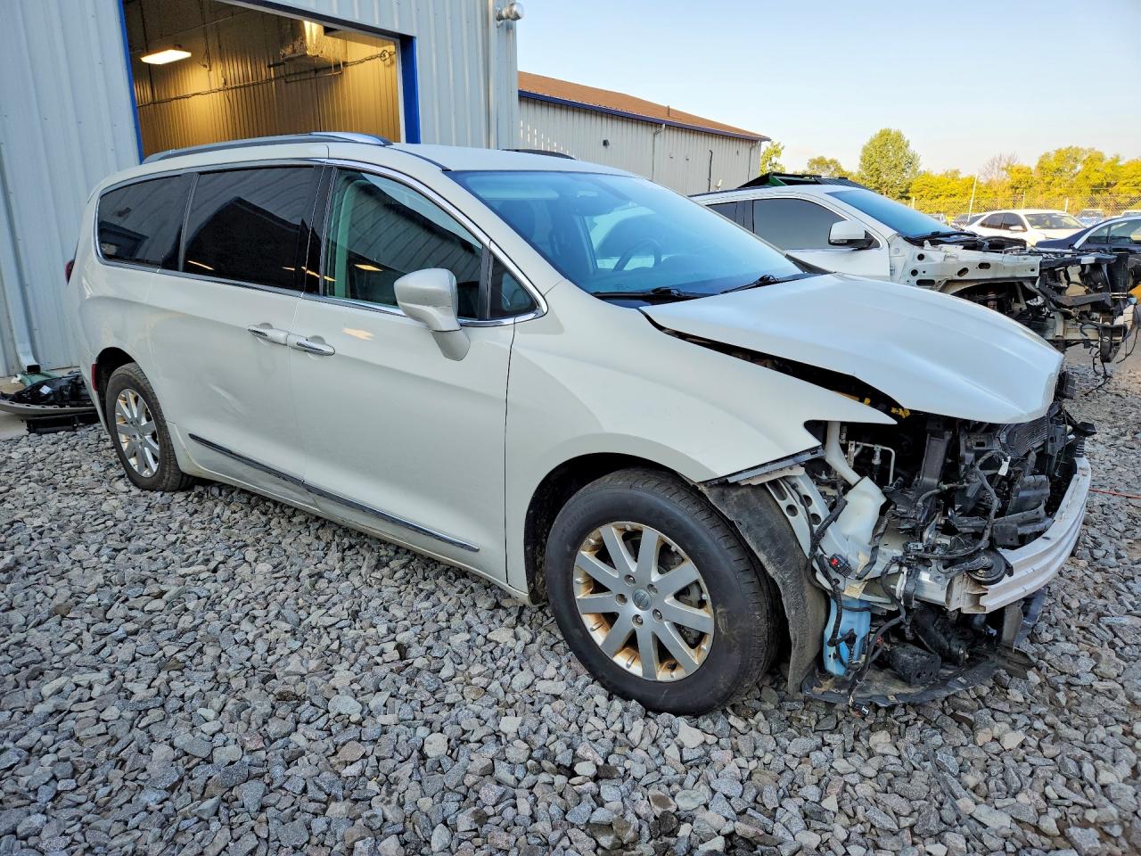 2C4RC1EGXHR622665 · 2017 CHRYSLER PACIFICA · 4/14