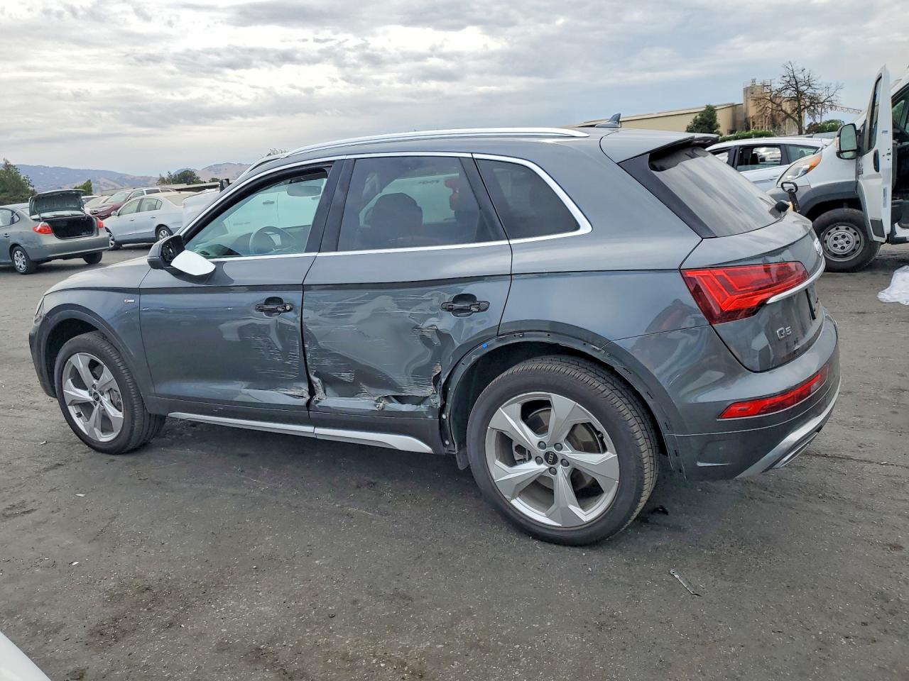 WA1EAAFY9N2005581 · 2022 AUDI Q5 · 2/13